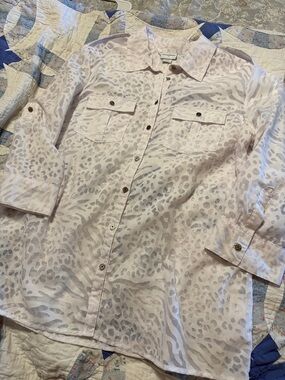 JACLYN SMITH White Leopard Pattern Button-Up Shirt w Button cuffs.